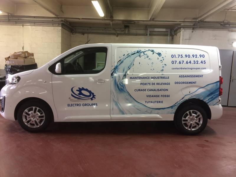 Réalisation d'un marquage de véhicule professionnel pour l'entreprise 