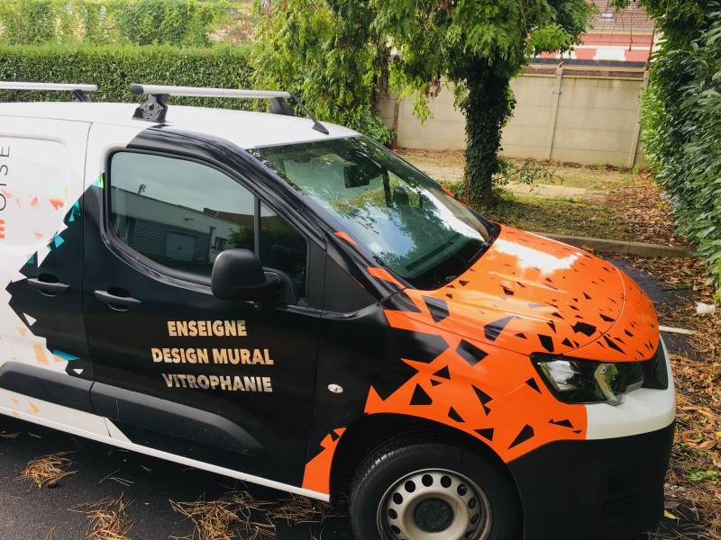 marquage véhicule design lettres découpées
