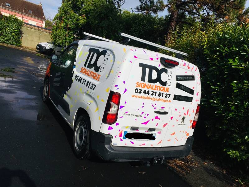 marquage véhicule personnalisé film dichroïque